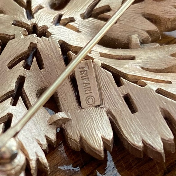 Vintage Trifari Goldtone Maple Leaf Brooch Pin - Picture 2 of 2